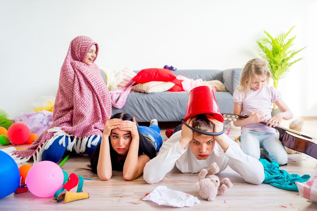 Parents épuisés par leurs enfants plein d'énergie